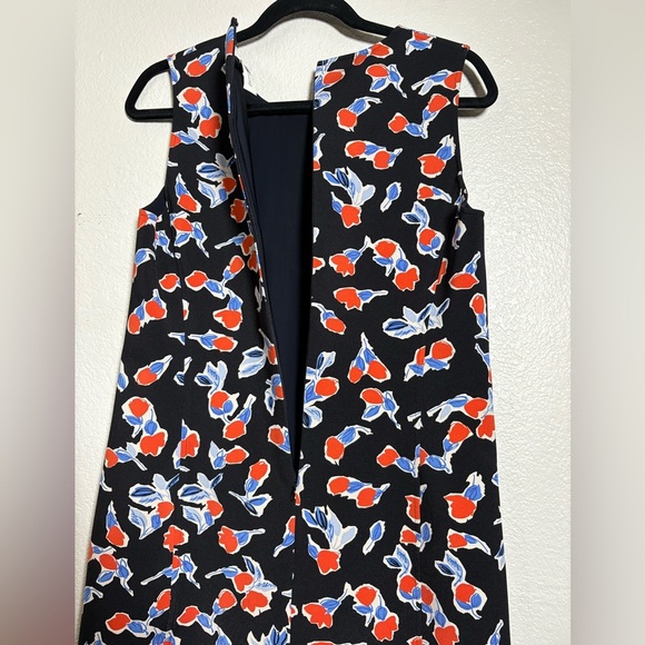 Leggiadro Chic Floral Knee Length Dress - Black and Red. Sleeveless, Back Zip. - Picture 12 of 13